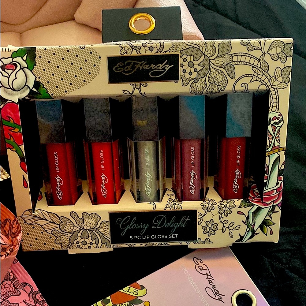 Ed Hardy Lip Gloss, Facial Wipes, & Makeup Puff Set - 15 pieces total ❤️🔥❤️🔥 - Picture 3 of 6